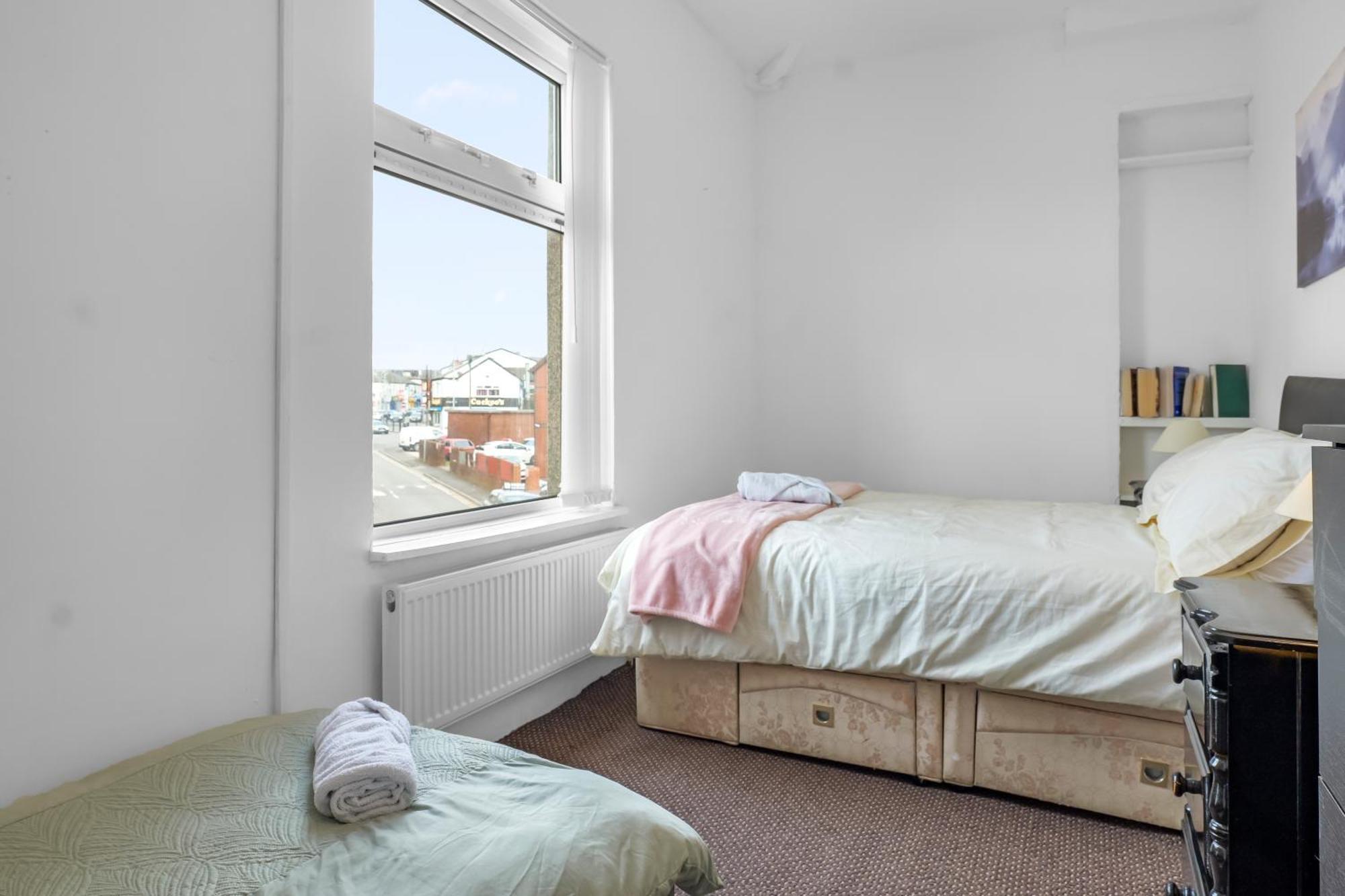 Rochdale 3 Bedroom House 2 Bath With Free Parking Sleeps 7 Eksteriør billede